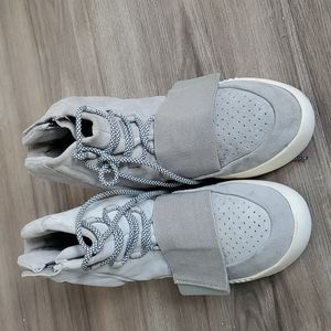 Yeezy 750 Boost high-top sneakers